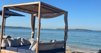 Δυο beach bars της Αττικής που εκτός των παροχών στην παραλία, έχουν καλό φαγητό